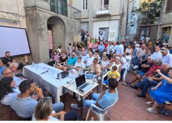 Sersale rende omaggio a Tommaso Le Pera: inaugurati i murales nel centro storico Un progetto di rigenerazione urbana e culturale che parte dall’arte e dalla memoria