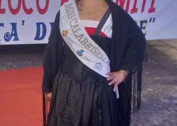 Miss Calabrisella 2025: A Palermiti trionfa il costume di Sambiase indossato dalla splendida Federica Vescio