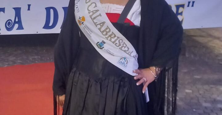 Miss Calabrisella 2025: A Palermiti trionfa il costume di Sambiase indossato dalla splendida Federica Vescio