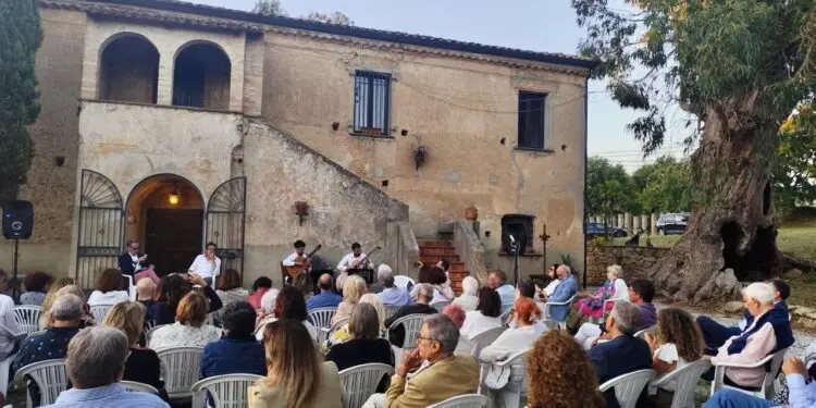 Massimo De Lorenzo protagonista di «A Palazzo con lo Scrittore» A Tenuta Abbatia di Cortale successo per l’attore della serie cult Boris