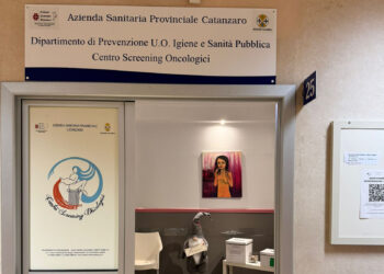 Screening oncologici: ASP di Catanzaro, Azienda Ospedaliero Universitaria “Renato Dulbecco” e Poste Italiane insieme per aumentare l’adesione agli screening, si parte con il colon-retto