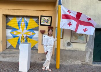 La gratitudine commovente di tre giovanissimi artisti georgiani verso la pianista Nina Zhghenti e lo scultore Luigi Verrino per avere avuto la possibilità di esporre le loro opere in Italia alla kermesse di San Pietro Magisano