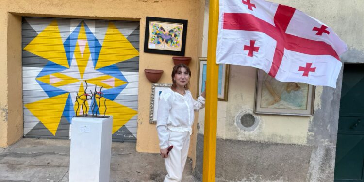 La gratitudine commovente di tre giovanissimi artisti georgiani verso la pianista Nina Zhghenti e lo scultore Luigi Verrino per avere avuto la possibilità di esporre le loro opere in Italia alla kermesse di San Pietro Magisano