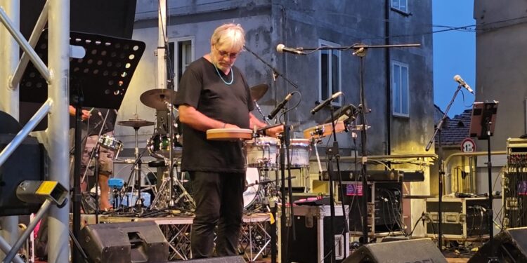 Intervista a Tony Esposito in concerto a San Pietro Apostolo: “Un paese bellissimo. Frequento la Calabria dagli anni ’70”