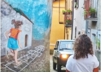 Doppio gioco di immagini nella foto di Ettore Ruga in un vicolo a Soveria Mannelli