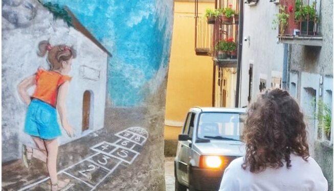 Doppio gioco di immagini nella foto di Ettore Ruga in un vicolo a Soveria Mannelli