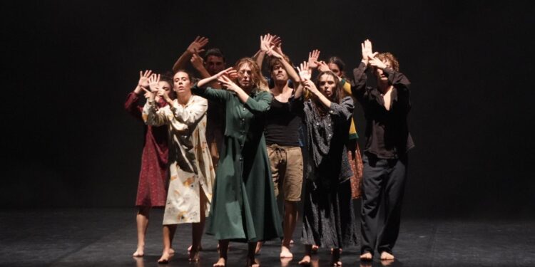 Lo spettacolo di danza “Confini Disumani” un’intensa meditazione sul dramma delle migrazioni e sulla crudeltà delle barriere