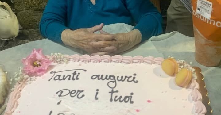 Sersale, 102 candeline per nonna Caterina Pisani