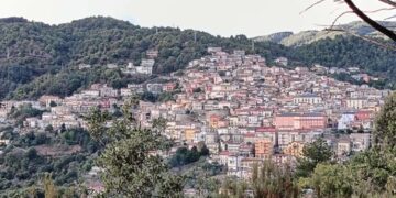 Sersale, ecco la libreria sospesa con associazione Arcobaleno