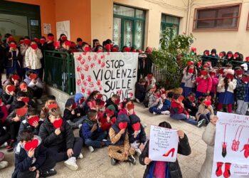“No” alla violenza sulle donne. Gli studenti dell’Istituto comprensivo Gatti-Manzoni-Augruso si mobilitano