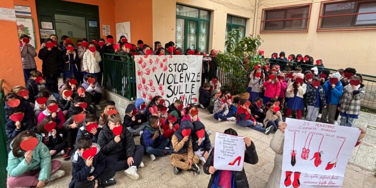 “No” alla violenza sulle donne. Gli studenti dell’Istituto comprensivo Gatti-Manzoni-Augruso si mobilitano
