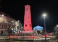 L’obelisco di Garibaldi illuminato di rosso per la Giornata contro la violenza sulle donne