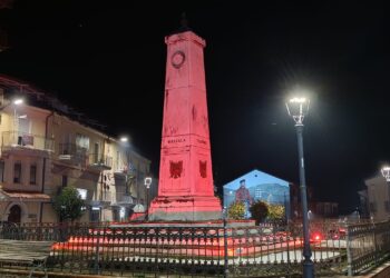L’obelisco di Garibaldi illuminato di rosso per la Giornata contro la violenza sulle donne