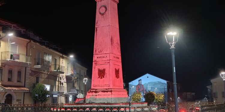 L’obelisco di Garibaldi illuminato di rosso per la Giornata contro la violenza sulle donne
