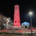 L’obelisco di Garibaldi illuminato di rosso per la Giornata contro la violenza sulle donne