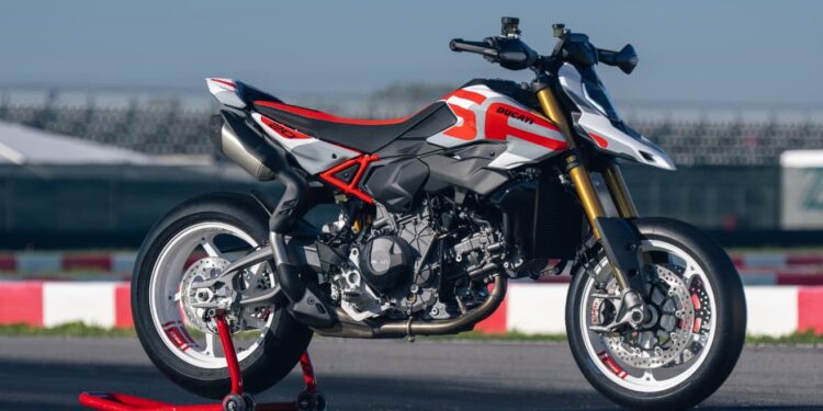 Ducati, anteprima esclusiva Hypermotard V2 SP alla concessionaria 11 Gradi di Maida