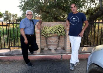 Lo scultore Luigi Verrino incanta gli studenti narrando la sua esperienza entrata nella storia dell’arte: “Ragazzi basta una matita e un foglio bianco, io da bambino ha cominciato così…”