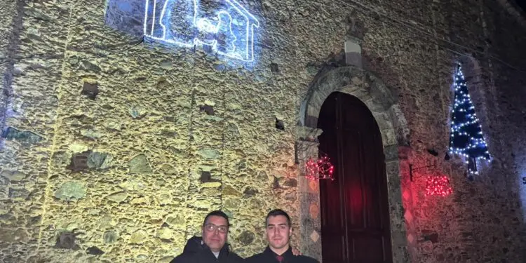 Sandro e Matteo Esposito e le figure sacre illuminate, ricavate sagomando il ferro