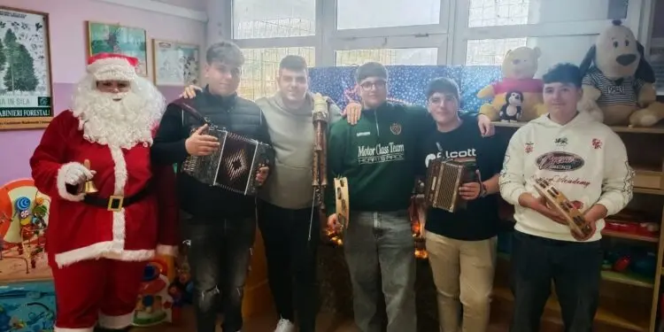 Studenti del Rambaldi – De Fazio augurano buon Natale al reparto di pediatria