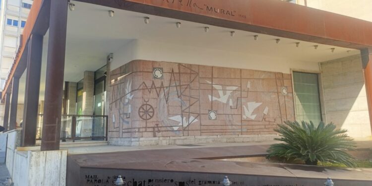 Il Murale realizzato dall’artista catanzarese sulla parete dell’ufficio postale di Corso Mazzini Mimmo Rotella torna a splendere