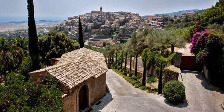 Badolato, paese in vendita ed effetto Niscemi tra spopolamento e difesa del territorio