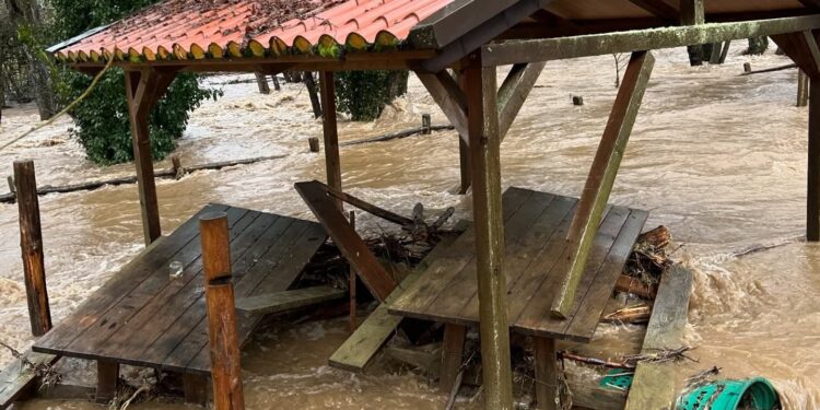 Carlopoli danni ad attività ricettiva: esonda il fiume Corace a rischio struttura biottica
