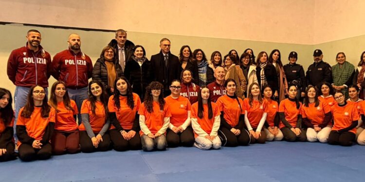 Soroptimist e Polizia di Stato insieme per “Sicurezza Donna”: a Lamezia le studentesse imparano la forza della consapevolezza grazie al corso di difesa personale con gli istruttori delle Fiamme Oro