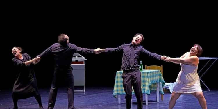 Catanzaro al Politeama Emma Dante con “L’angelo del focolare” porta in scena la violenza domestica tra simbolismo e abuso