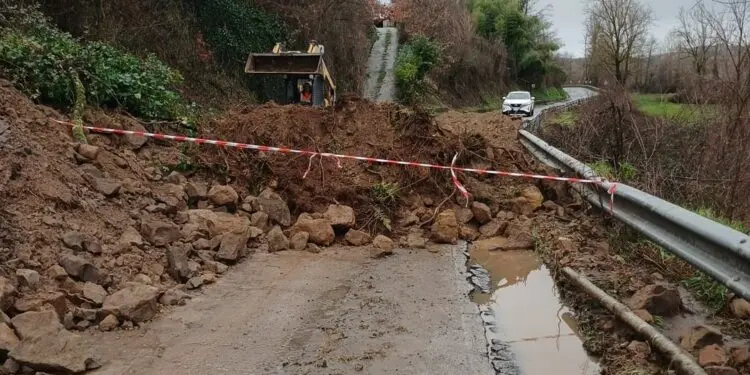 Decollatura, questione famiglie isolate risolta, permangono interruzioni sulle strade