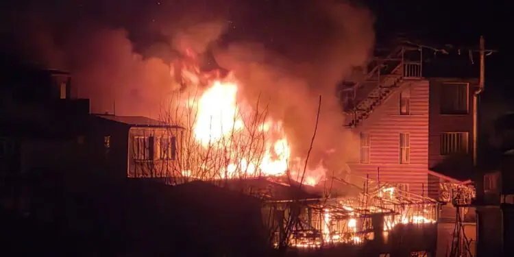 Vasto incendio in attività commerciale a Soveria Mannelli, nessun danno a persone. Evacuate abitazioni vicine (video)