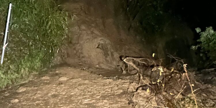 Chiusura temporanea al traffico sulla SP70 e criticità sulla SP64: frane e allagamenti interessano gli accessi a Scigliano