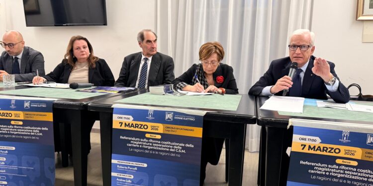 Le ragioni del sì e le ragioni del no accendono il dibattito organizzato dall’Ande e dal Circolo di Catanzaro “Referendum sulla riforma costituzionale della magistratura: separazione delle carriere e riorganizzazione del C.S.M.