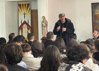 Don Maurizio Patricello in Calabria, a Soveria Mannelli incontro con gli studenti: “Siate liberi e veri”