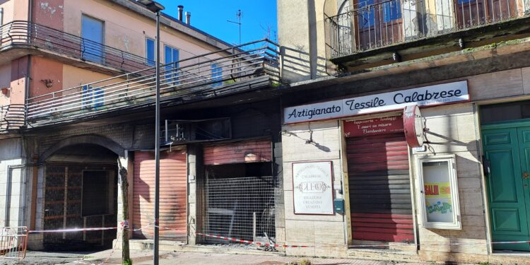 Dopo l’incendio, le attività commerciali coinvolte ripartono in altre sedi