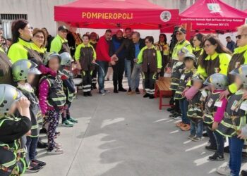 Oltre 150 Piccoli Eroi a Mortilla frazione di Gizzeria: Grande Successo per “Pompieropoli”