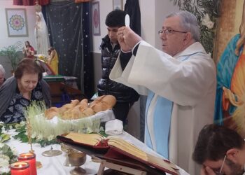 Momento commovente di spiritualità e servizio la lavanda dei piedi ad opera del sacerdote don Alfonso Velonà agli ospiti della Casa protetta di Cropani dove vengono leniti dolori e solitudine