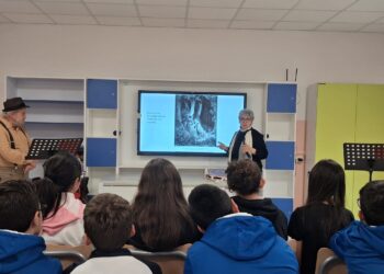 La lettura si fa scena: 700 studenti della Presila riscoprono il piacere dell’ascolto e della lettura ad alta voce