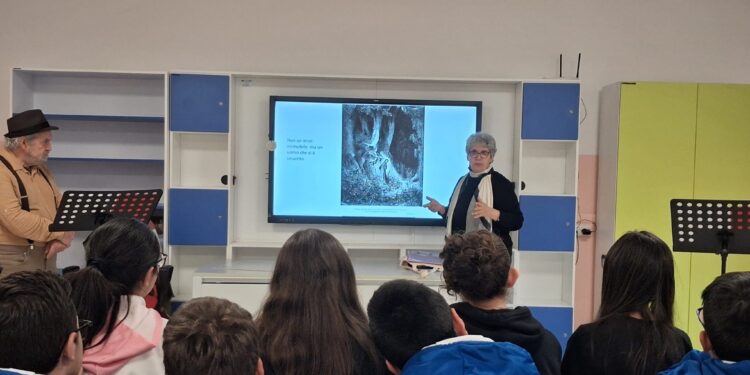 La lettura si fa scena: 700 studenti della Presila riscoprono il piacere dell’ascolto e della lettura ad alta voce