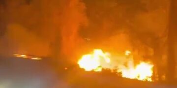 Proseguono incendi a Conflenti, Vigili del Fuoco ancora all’opera per spegnere le fiamme (video)