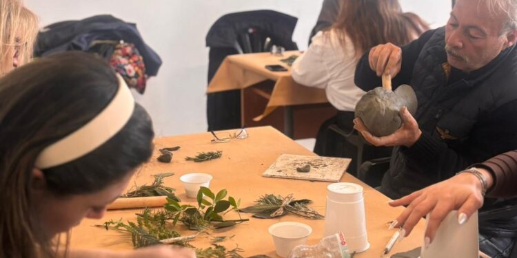 “Manipoliamo la Materia”, a Feroleto Antico un laboratorio dell’artista Marika Mazzeo