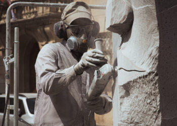 “Fili Libertatis” prende forma in piazza: fino a venerdì si può assistere alla nascita della scultura