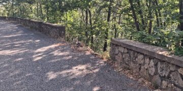 Petronà, crolla un altro muretto sulla strada provinciale 159/4