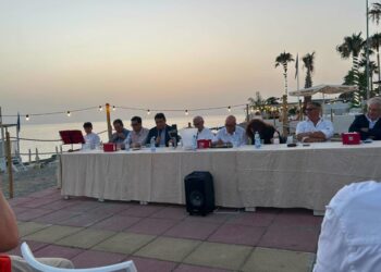 Falerna, il successo della cultura: Playa Paradiso gremita per il libro “Anime sospese nell’ombra”