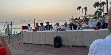 Falerna, il successo della cultura: Playa Paradiso gremita per il libro “Anime sospese nell’ombra”