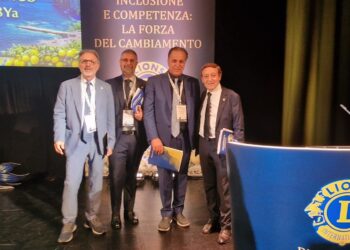 Il Lions Club Lamezia Terme-Valle del Savuto Trionfa a Sorrento: Storica Pioggia di Incarichi e L’Emozionante Giuramento del Governatore Bruno Canetti