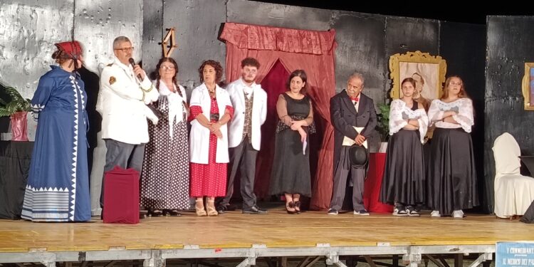 Il medico dei pazzi, la grande lezione del teatro popolare tra ironia, attualità e perdono