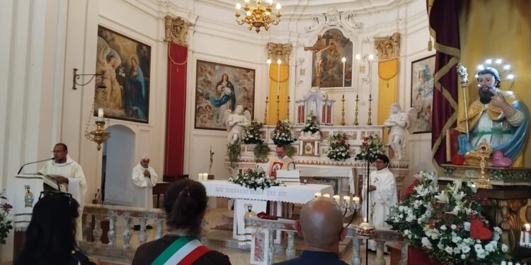 Don Michele Siler celebra la Santa Messa della festa patronale di Decollatura