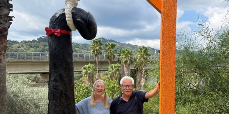 Scultura monumentale alta tre metri e cinquanta collocata all’ingresso del MuSaBa: “Il Potere Fragile” del maestro Luigi Verrino Questa opera è dedicata a tutti quelli che si credono eterni