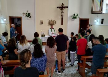 Don Vincenzo Moniaci invita i ragazzi del catechismo di Catanzaro a rappresentare San Francesco da Paola e la Madonna del Rosario con un disegno, una poesia o una canzone