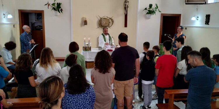 Don Vincenzo Moniaci invita i ragazzi del catechismo di Catanzaro a rappresentare San Francesco da Paola e la Madonna del Rosario con un disegno, una poesia o una canzone